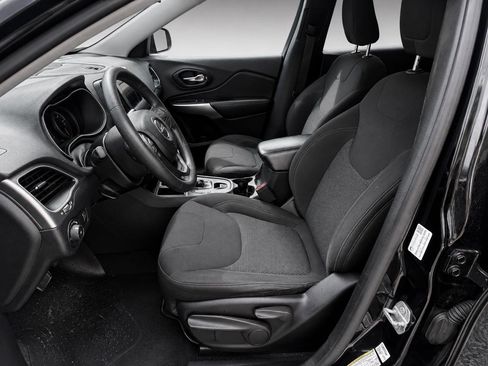 Used 2019 Jeep Cherokee Latitude w/ Popular Appearance Group FWD image 10