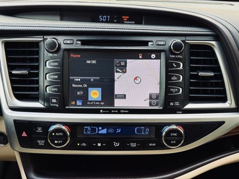 Used 2018 Toyota Highlander Limited Platinum FWD image 6