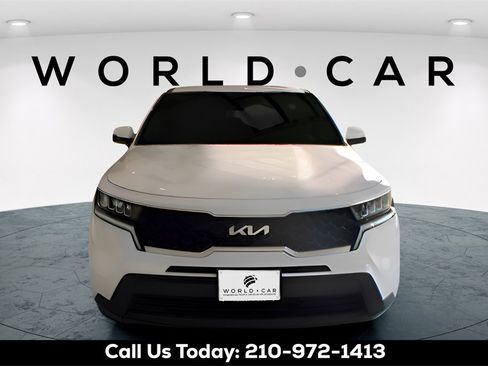 Certified 2022 Kia Sorento LX image 2