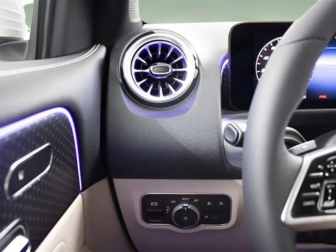 Used 2025 Mercedes-Benz GLB 250 image 18