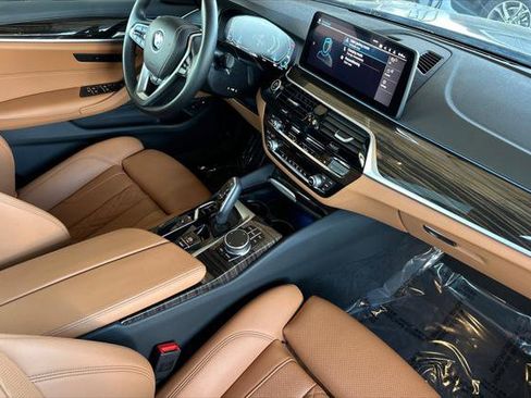 Used 2023 BMW 530e xDrive w/ Convenience Package image 14