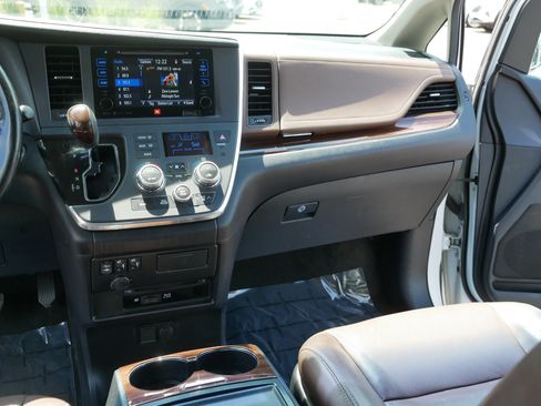 Used 2017 Toyota Sienna Limited Premium AWD/4WD image 22