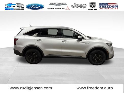 Used 2021 Kia Sorento LX image 4
