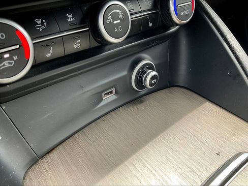 Used 2022 Alfa Romeo Stelvio Ti AWD/4WD image 16