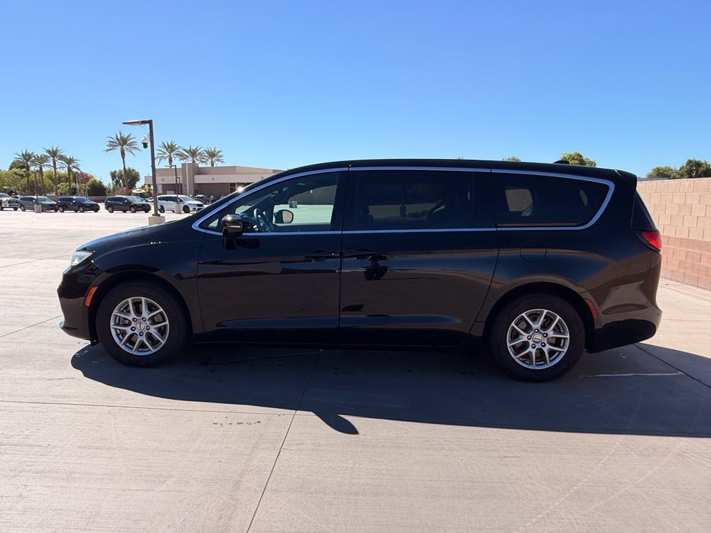 Certified 2025 Chrysler Pacifica Select FWD image 10