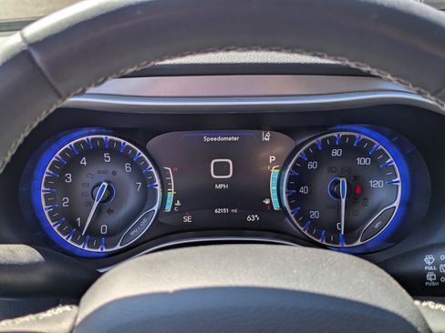 Used 2023 Chrysler Pacifica Touring-L FWD image 14