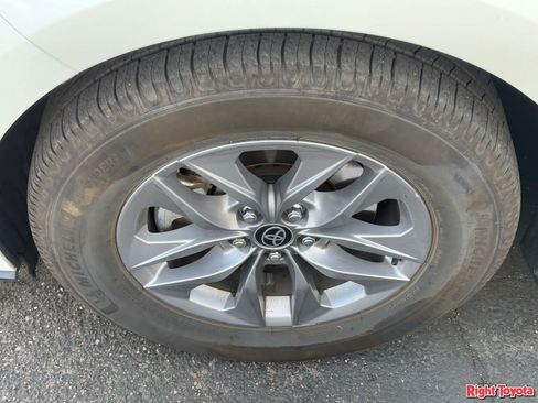 Used 2021 Toyota Sienna XLE image 8