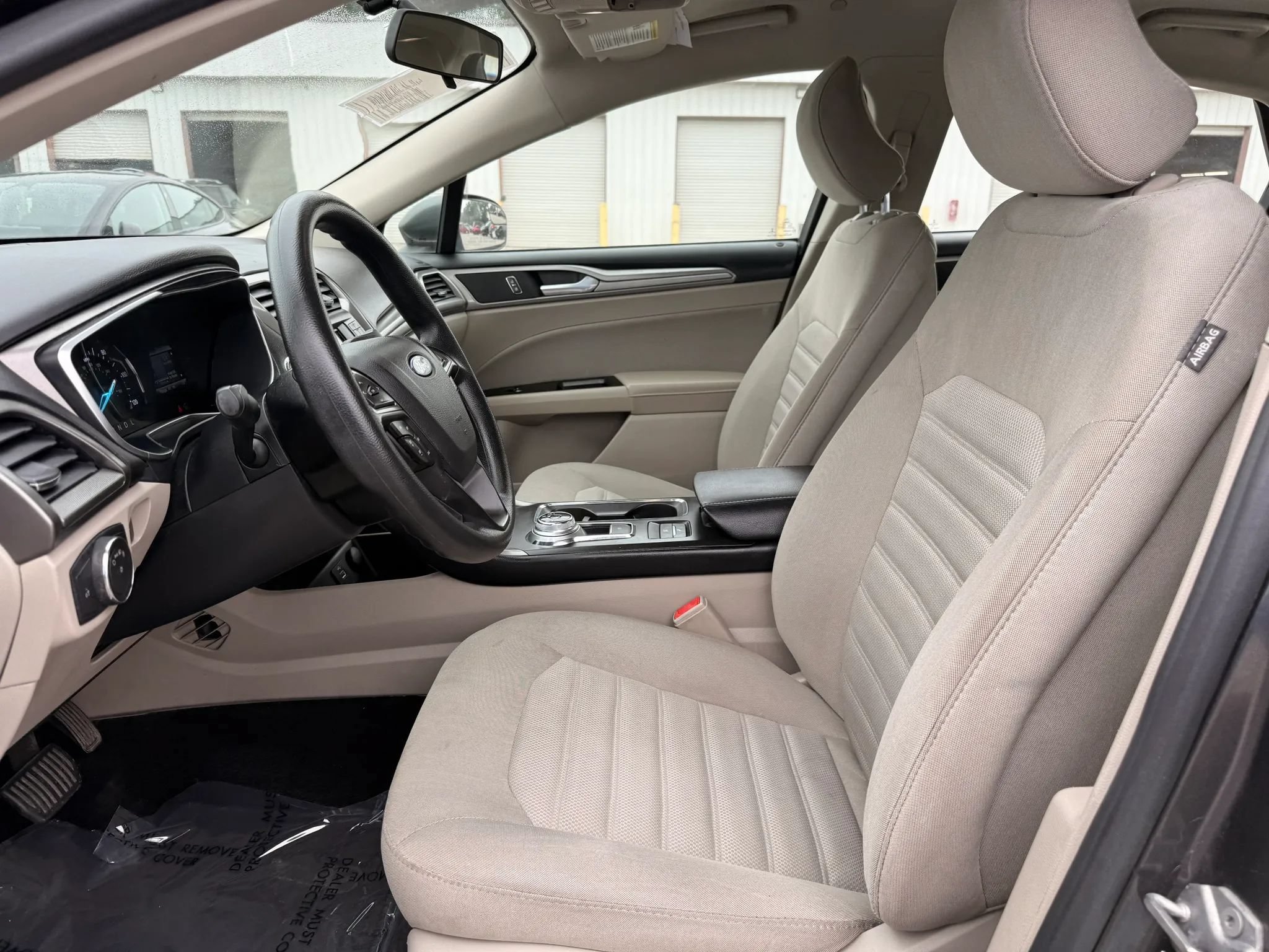 Used 2017 Ford Fusion SE FWD image 2
