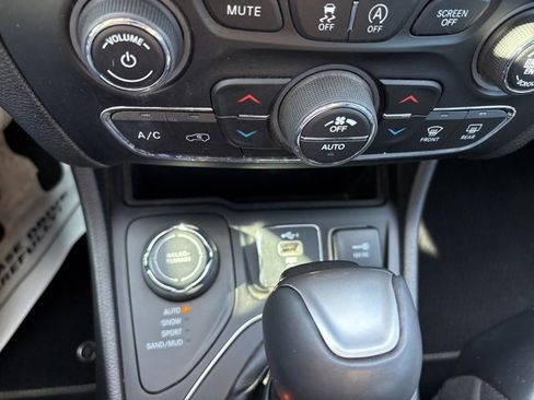 Used 2021 Jeep Cherokee Latitude Lux 80th Anniv w/ Quick Order Package 26U 80TH image 28