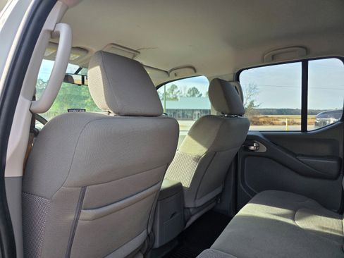 Used 2019 Nissan Frontier SV image 10