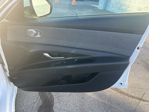 Used 2025 Hyundai Elantra Limited image 40