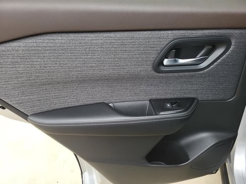 Used 2023 Nissan Rogue SV image 10