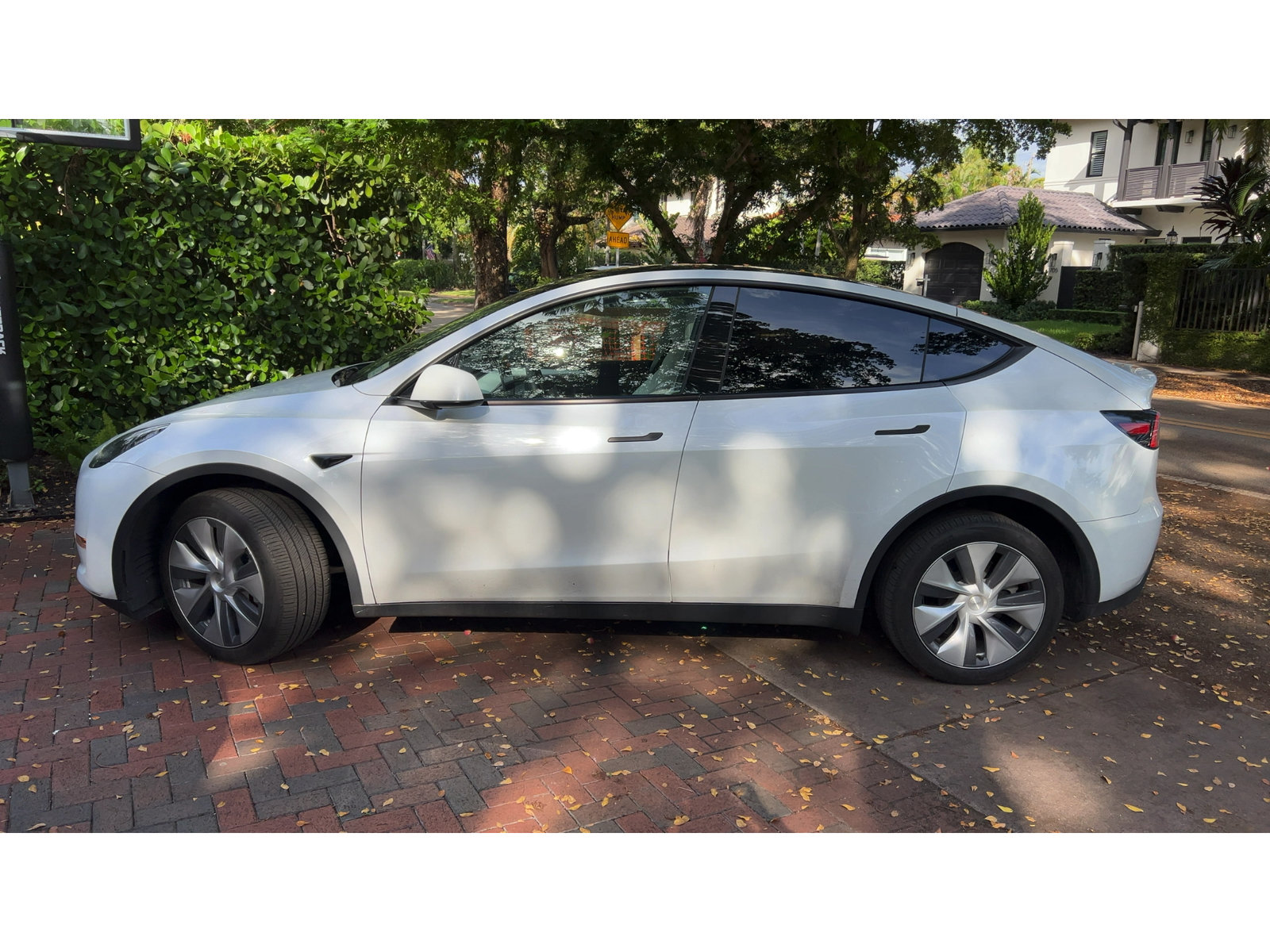 Used 2023 Tesla Model Y Long Range AWD/4WD image 2