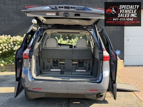 Used 2016 Toyota Sienna XLE FWD image 30