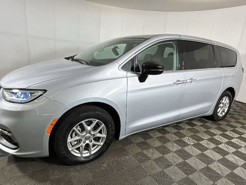 Used 2024 Chrysler Pacifica Touring-L FWD image 6