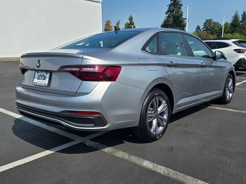 Used 2024 Volkswagen Jetta SE image 4