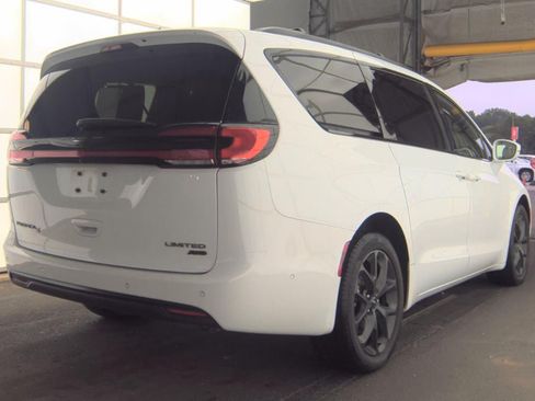 Used 2021 Chrysler Pacifica Limited w/ Uconnect Theater Family Group AWD/4WD image 3