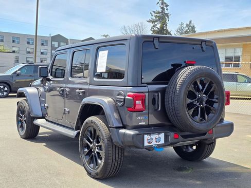 Used 2022 Jeep Wrangler Unlimited Sahara AWD/4WD image 6