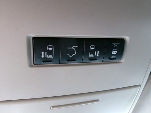 Used 2016 Chrysler Town & Country Touring FWD image 22