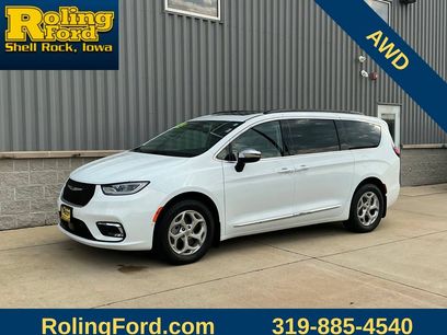Used 2023 Chrysler Pacifica Limited w/ Uconnect Theater Family Group
