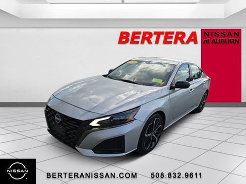 Used 2024 Nissan Altima 2.5 SR FWD image 5