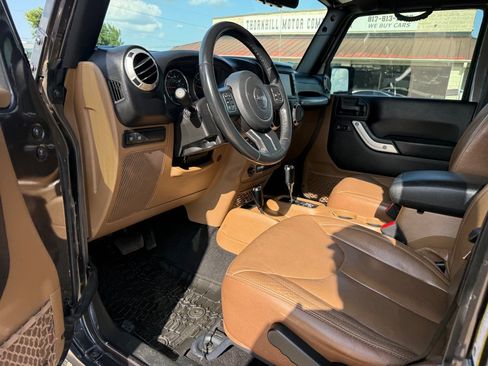 Used 2018 Jeep Wrangler Unlimited Rubicon w/ Connectivity Group AWD/4WD image 13