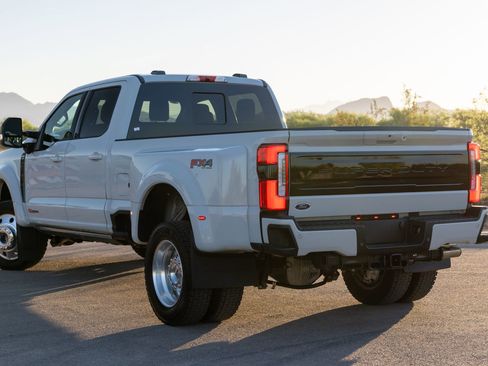 Used 2025 Ford F450 Platinum w/ FX4 Off-Road Package AWD/4WD image 13