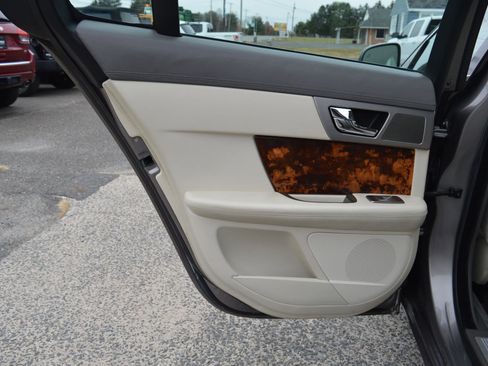 Used 2010 Jaguar XF Premium image 27