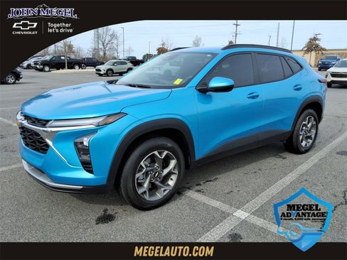 Certified 2025 Chevrolet Trax LT w/ Driver Confidence Package image 1