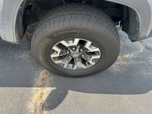 Used 2017 Toyota Tacoma TRD Off-Road w/ Premium & Technology Package RWD image 12
