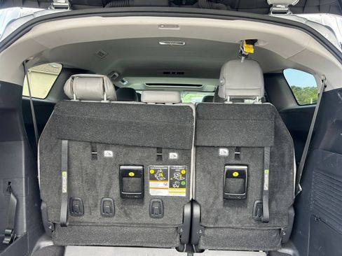 Used 2025 Toyota Sienna XLE FWD image 30