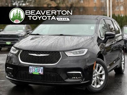 Used 2025 Chrysler Pacifica Select