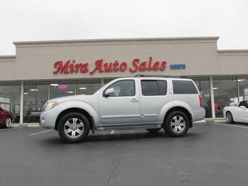 Used 2010 Nissan Pathfinder SE w/ SE Premium Journey Pkg image 2