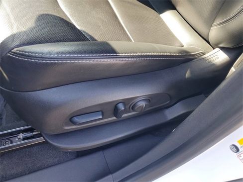 Used 2024 GMC Terrain SLT image 14