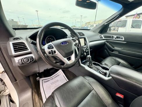 Used 2015 Ford Explorer XLT w/ Equipment Group 202A AWD/4WD image 13