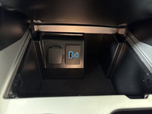 Used 2022 Ford Explorer XLT w/ Equipment Group 202A image 31