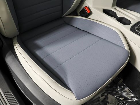 Used 2025 Volkswagen Jetta SE w/ Sunroof Package FWD image 47
