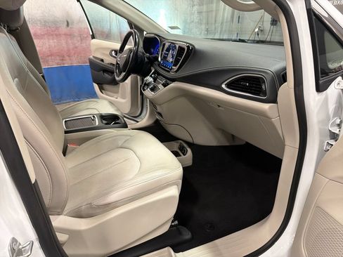 Used 2021 Chrysler Pacifica Touring-L FWD image 20