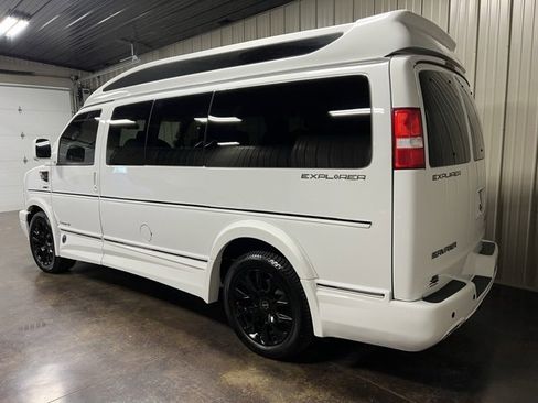 Used 2025 GMC Savana 2500 w/ Driver Convenience Package image 5