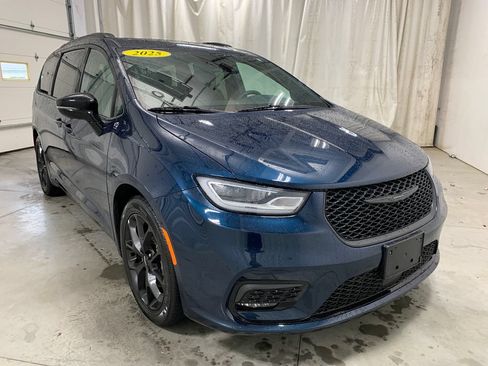 Used 2025 Chrysler Pacifica Limited FWD image 14