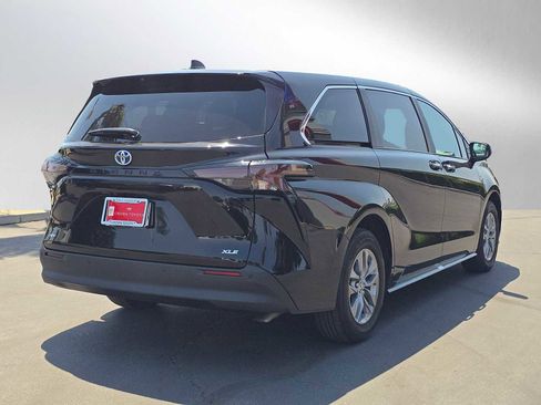 Certified 2025 Toyota Sienna XLE FWD image 3