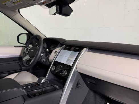 Used 2025 Land Rover Discovery Dynamic SE AWD/4WD image 21