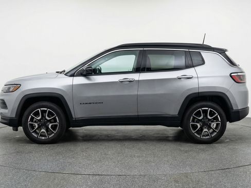 Used 2025 Jeep Compass Trailhawk image 5