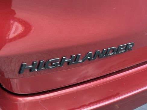 Used 2019 Toyota Highlander SE w/ Nightshade Edition AWD/4WD image 10