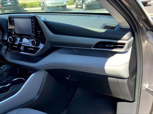 Used 2022 Toyota Highlander L image 19