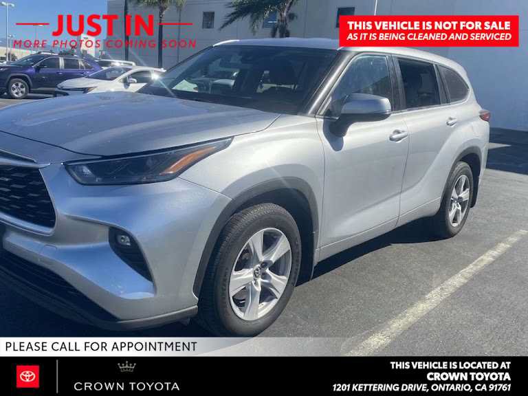 Used 2022 Toyota Highlander LE AWD/4WD image 1