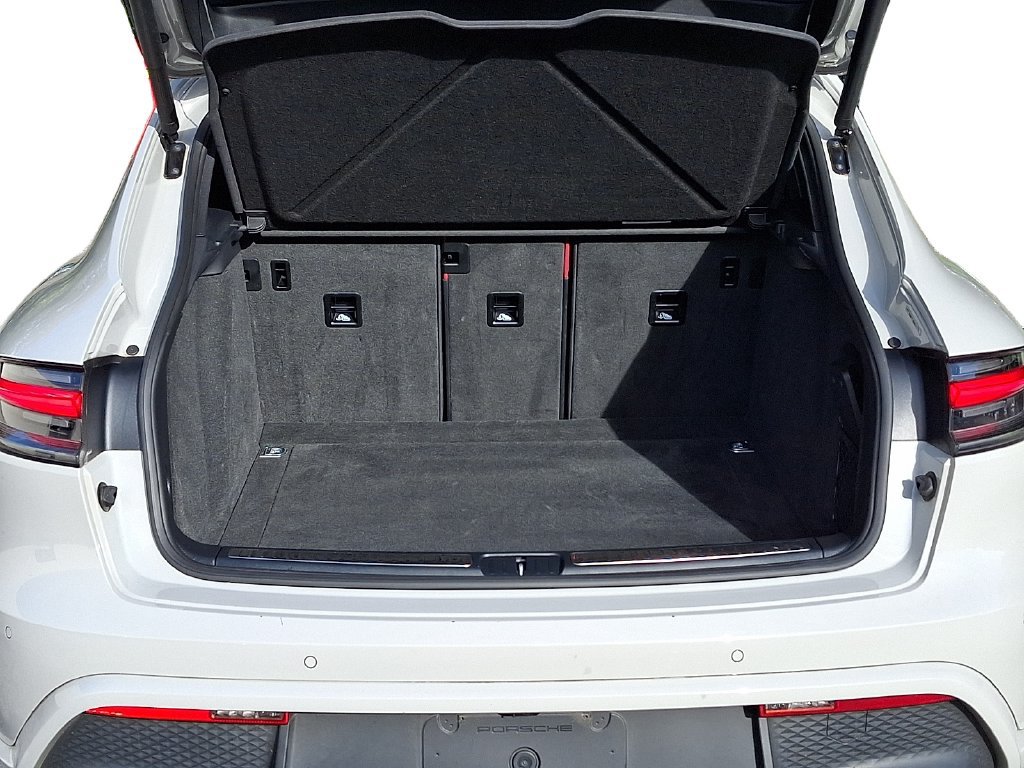 Used 2024 Porsche Macan AWD/4WD image 30
