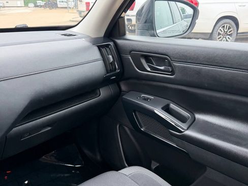 Used 2025 Nissan Pathfinder SV FWD image 23