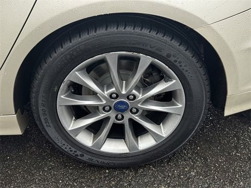 Used 2017 Ford Fusion SE w/ Fusion SE Technology Package image 11