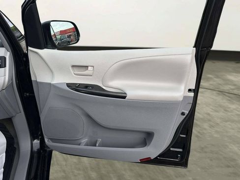 Used 2014 Toyota Sienna L FWD image 22